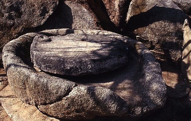 포토 JPG 주간 한국문화 한국전통 전통 생활용품 한국 사람없음 야외 돌_바위 맷돌 국내포토 자연요소 동양문화 아시아 오브젝트 파일형식