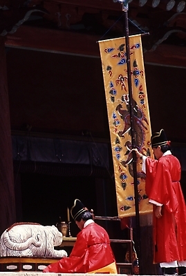 포토 JPG 주간 한국문화 한국전통 전통 남자 한국 사람 야외 두명 궁전 깃발 전통의상 궁중의례 전통의식 남자만 국내포토 자연요소 동양문화 아시아 고건축 파일형식