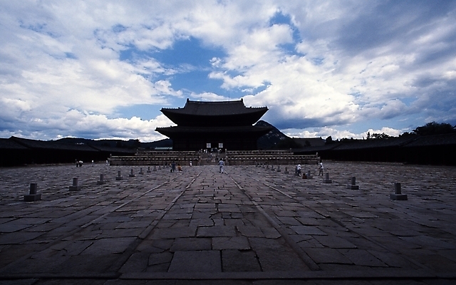 포토 JPG 주간 구름 한국문화 한국전통 전통 시설물 건축 고건축 한국건축 하늘 한국 사람없음 야외 동양건축 궁전 문화재 경복궁 근정전 국내포토 자연요소 동양문화 건축물 아시아 파일형식 동양