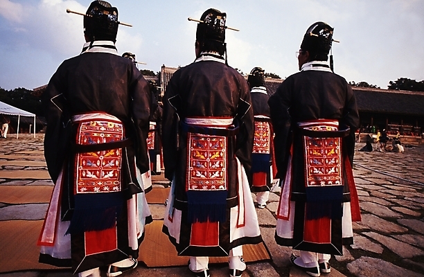 포토 JPG 주간 한국문화 한국전통 전통 남자 한국 사람 여러명 야외 뒷모습 궁전 전통의상 궁중의례 전통의식 남자만 국내포토 자연요소 동양문화 아시아 뷰포인트 다수 고건축 파일형식