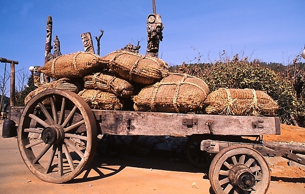 포토 JPG 주간 한국문화 한국전통 전통 육상교통 한국 풍경 사람없음 야외 수레 무속 장승 쌀포대 정승 국내포토 자연요소 동양문화 아시아 교통수단 카트 파일형식