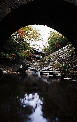 포토 JPG 주간 한국문화 한국전통 시설물 건축 고건축 불교 한국건축 풍경 사람없음 야외 동양건축 문화재 전라남도 선암사 순천 승선루 조계산 승선교 국내포토 자연요소 동양문화 전통 건축물 종교 한국 다리_건축물 사찰 전라도 파일형식 동양