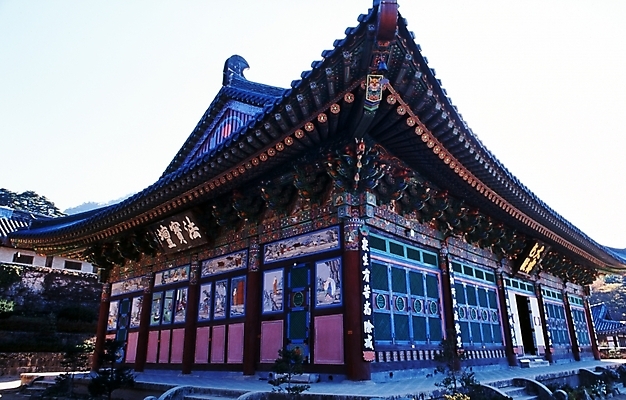 포토 JPG 주간 한국문화 한국전통 시설물 건축 종교 고건축 불교 한국건축 풍경 사람없음 야외 동양건축 문화재 대적광전 법보단 해인사 국내포토 자연요소 동양문화 전통 건축물 한국 사찰 합천 파일형식 동양