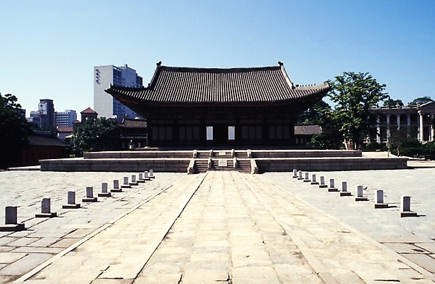 포토 JPG 주간 한국문화 한국전통 전통 시설물 건축 고건축 한국건축 한국 풍경 사람없음 야외 동양건축 궁전 문화재 덕수궁 중화전 국내포토 자연요소 동양문화 건축물 아시아 파일형식 동양