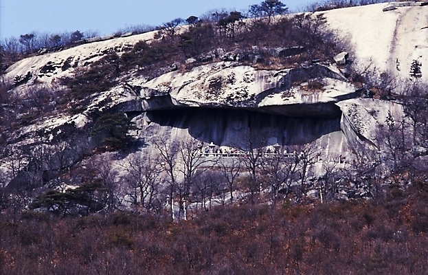 포토 JPG 주간 건축 종교 겨울 불교 종교용품 산 풍경 사람없음 야외 눈 불상 불교용품 관세음보살 보문사 국내포토 자연요소 계절 날씨 사찰 강화도 파일형식