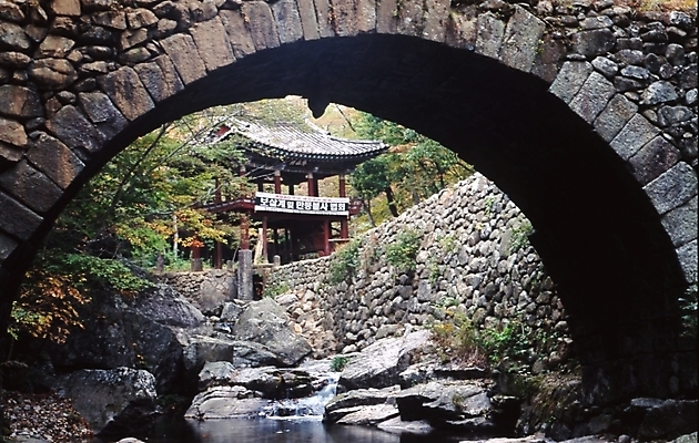 포토 JPG 주간 한국문화 한국전통 시설물 건축 종교 고건축 불교 한국건축 풍경 사람없음 야외 동양건축 문화재 전라남도 돌다리 선암사 순천 승선루 조계산 승선교 국내포토 자연요소 동양문화 전통 건축물 한국 다리_건축물 사찰 전라도 파일형식 동양