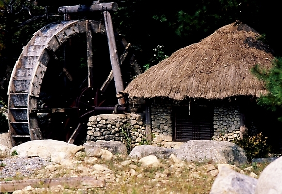 포토 JPG 주간 한국문화 한국전통 전통 시설물 건축 고건축 한국건축 한국 초가집 사람없음 야외 동양건축 물레방아 국내포토 자연요소 동양문화 건축물 아시아 한옥 파일형식 동양