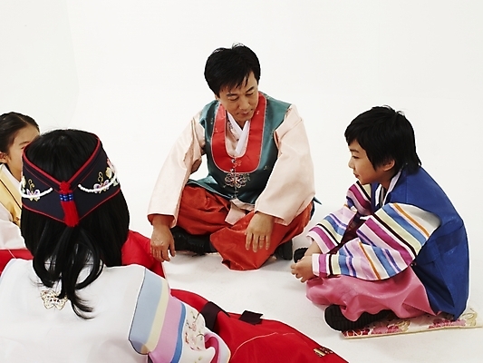 포토 JPG 스튜디오촬영 전신 한국문화 한국전통 여자 명절 남자 딸 전통문화 아들 어린이 가족 놀이 엄마 새해 한국 실내 사람 앉기 동양인 여러명 부모 컬러풀 설날 추석 다정 한국인 게임 자녀 아빠 전통의상 한복 즐거움 둘러앉은 국내포토 동양문화 전통 기념일 감정 아시아 문화 컬러 다수 컨셉 관계 모션 인종 내부 파일형식