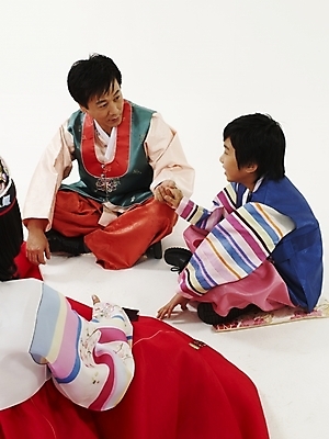 포토 JPG 스튜디오촬영 전신 한국문화 한국전통 여자 명절 남자 딸 전통문화 아들 어린이 가족 놀이 엄마 새해 한국 실내 사람 앉기 동양인 세명 부모 컬러풀 설날 추석 다정 한국인 게임 자녀 아빠 전통의상 한복 즐거움 둘러앉은 국내포토 동양문화 전통 기념일 감정 아시아 문화 컬러 컨셉 관계 모션 인종 내부 파일형식