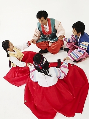 포토 JPG 스튜디오촬영 전신 한국문화 한국전통 여자 명절 남자 딸 전통문화 아들 어린이 가족 놀이 엄마 새해 한국 실내 사람 동양인 여러명 부모 컬러풀 설날 추석 다정 한국인 게임 자녀 아빠 전통의상 한복 즐거움 둘러앉은 국내포토 동양문화 전통 기념일 감정 아시아 문화 컬러 다수 컨셉 관계 인종 내부 파일형식