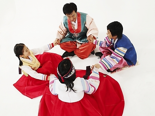 포토 JPG 스튜디오촬영 전신 한국문화 한국전통 여자 명절 남자 딸 전통문화 아들 어린이 가족 놀이 엄마 새해 한국 실내 사람 동양인 여러명 부모 컬러풀 설날 추석 다정 한국인 게임 자녀 아빠 전통의상 한복 즐거움 둘러앉은 국내포토 동양문화 전통 기념일 감정 아시아 문화 컬러 다수 컨셉 관계 인종 내부 파일형식