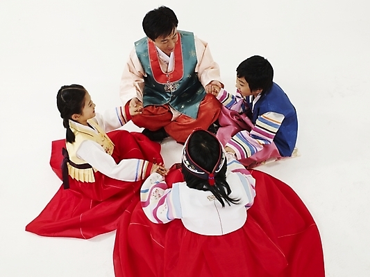 포토 JPG 스튜디오촬영 전신 한국문화 한국전통 여자 명절 남자 딸 전통문화 아들 어린이 가족 놀이 엄마 새해 한국 실내 사람 동양인 여러명 부모 컬러풀 설날 추석 다정 한국인 게임 자녀 아빠 전통의상 한복 즐거움 둘러앉은 국내포토 동양문화 전통 기념일 감정 아시아 문화 컬러 다수 컨셉 관계 인종 내부 파일형식