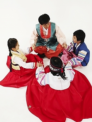 포토 JPG 스튜디오촬영 전신 한국문화 한국전통 여자 명절 남자 딸 전통문화 아들 어린이 가족 놀이 엄마 새해 한국 실내 사람 동양인 여러명 부모 컬러풀 설날 추석 다정 한국인 게임 자녀 아빠 전통의상 한복 즐거움 둘러앉은 국내포토 동양문화 전통 기념일 감정 아시아 문화 컬러 다수 컨셉 관계 인종 내부 파일형식