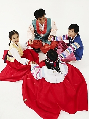 포토 JPG 스튜디오촬영 전신 한국문화 한국전통 여자 명절 남자 딸 전통문화 아들 어린이 가족 놀이 엄마 새해 한국 실내 사람 동양인 여러명 부모 컬러풀 설날 추석 다정 한국인 게임 자녀 아빠 전통의상 한복 즐거움 둘러앉은 국내포토 동양문화 전통 기념일 감정 아시아 문화 컬러 다수 컨셉 관계 인종 내부 파일형식