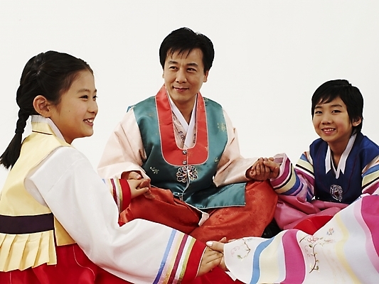 포토 JPG 스튜디오촬영 전신 한국문화 한국전통 여자 명절 남자 딸 전통문화 아들 어린이 가족 놀이 엄마 새해 한국 실내 사람 동양인 근접촬영 여러명 부모 컬러풀 설날 추석 다정 한국인 게임 자녀 아빠 전통의상 한복 즐거움 둘러앉은 국내포토 동양문화 전통 기념일 감정 아시아 문화 뷰포인트 컬러 다수 컨셉 관계 인종 내부 파일형식