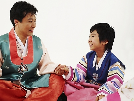 포토 JPG 스튜디오촬영 전신 한국문화 한국전통 여자 명절 남자 딸 전통문화 아들 어린이 가족 놀이 엄마 새해 한국 실내 사람 동양인 근접촬영 세명 부모 컬러풀 설날 추석 다정 한국인 게임 자녀 아빠 전통의상 한복 즐거움 둘러앉은 국내포토 동양문화 전통 기념일 감정 아시아 문화 뷰포인트 컬러 컨셉 관계 인종 내부 파일형식