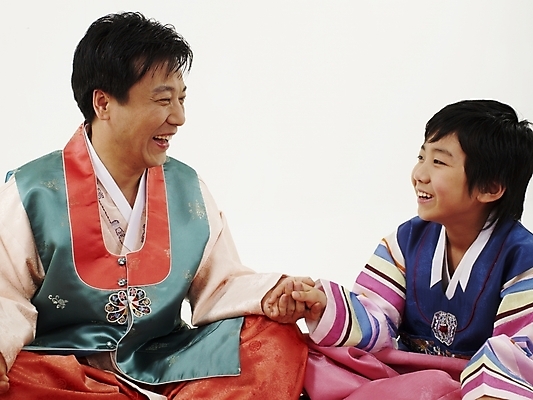 포토 JPG 스튜디오촬영 전신 한국문화 한국전통 명절 남자 전통문화 아들 어린이 가족 놀이 새해 한국 실내 사람 동양인 근접촬영 두명 부모 컬러풀 설날 추석 다정 한국인 게임 자녀 아빠 전통의상 한복 즐거움 둘러앉은 남자만 국내포토 동양문화 전통 기념일 감정 아시아 문화 뷰포인트 컬러 컨셉 관계 인종 내부 파일형식
