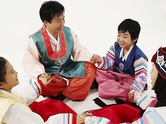 포토 JPG 스튜디오촬영 전신 한국문화 한국전통 여자 명절 남자 딸 전통문화 아들 어린이 가족 놀이 엄마 새해 한국 실내 사람 동양인 근접촬영 여러명 부모 컬러풀 설날 추석 다정 한국인 게임 자녀 아빠 전통의상 한복 즐거움 둘러앉은 국내포토 동양문화 전통 기념일 감정 아시아 문화 뷰포인트 컬러 다수 컨셉 관계 인종 내부 파일형식