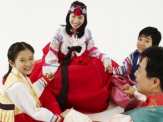 포토 JPG 스튜디오촬영 전신 한국문화 한국전통 여자 명절 남자 딸 전통문화 아들 어린이 가족 놀이 엄마 새해 한국 실내 사람 동양인 근접촬영 여러명 부모 컬러풀 설날 추석 다정 한국인 게임 자녀 아빠 전통의상 한복 즐거움 둘러앉은 국내포토 동양문화 전통 기념일 감정 아시아 문화 뷰포인트 컬러 다수 컨셉 관계 인종 내부 파일형식