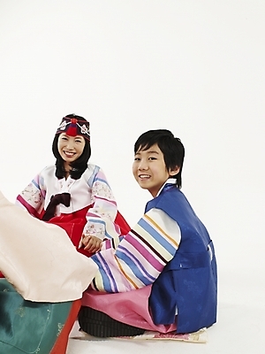 포토 JPG 스튜디오촬영 전신 한국문화 한국전통 여자 명절 남자 딸 전통문화 아들 어린이 가족 놀이 엄마 새해 한국 실내 사람 동양인 세명 부모 컬러풀 설날 추석 한국인 게임 자녀 전통의상 한복 둘러앉은 국내포토 동양문화 전통 기념일 아시아 문화 컬러 관계 인종 내부 파일형식