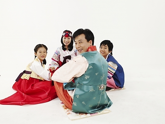 포토 JPG 스튜디오촬영 전신 한국문화 한국전통 여자 명절 남자 딸 전통문화 아들 어린이 가족 놀이 엄마 새해 한국 실내 사람 동양인 여러명 부모 컬러풀 설날 추석 한국인 게임 자녀 아빠 전통의상 한복 둘러앉은 국내포토 동양문화 전통 기념일 아시아 문화 컬러 다수 관계 인종 내부 파일형식