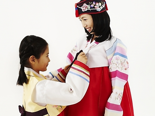 포토 JPG 스튜디오촬영 한국문화 한국전통 여자 명절 딸 전통문화 어린이 가정 가족 엄마 새해 한국 실내 사람 동양인 근접촬영 상반신 두명 부모 설날 추석 한국인 자녀 전통의상 한복 옷고름 여자만 국내포토 동양문화 전통 기념일 아시아 문화 뷰포인트 관계 인종 내부 파일형식