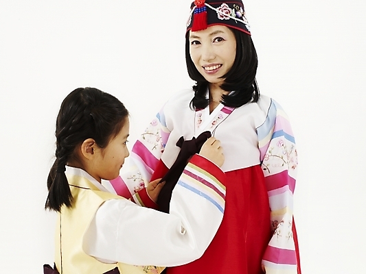 포토 JPG 스튜디오촬영 한국문화 한국전통 여자 명절 딸 전통문화 어린이 가족 엄마 새해 한국 실내 사람 동양인 근접촬영 상반신 두명 부모 설날 추석 한국인 자녀 전통의상 한복 옷고름 여자만 국내포토 동양문화 전통 기념일 아시아 문화 뷰포인트 관계 인종 내부 파일형식