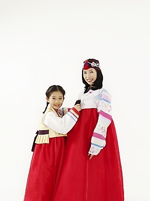 포토 JPG 스튜디오촬영 전신 한국문화 한국전통 여자 명절 딸 전통문화 어린이 가족 엄마 새해 한국 실내 누끼 사람 동양인 두명 부모 설날 추석 한국인 자녀 전통의상 한복 옷고름 여자만 국내포토 동양문화 전통 기념일 아시아 문화 관계 인종 내부 파일형식