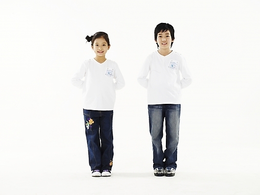 포토 JPG 스튜디오촬영 전신 여자 남자 초등학생 어린이 가족 실내 남매 서기 미소 누끼 사람 동양인 소녀 소년 두명 한국인 즐거움 열중쉬어 어린이만 국내포토 학생 감정 관계 모션 표정 인종 내부 파일형식