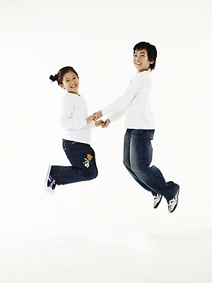 포토 JPG 스튜디오촬영 전신 여자 남자 행복 초등학생 어린이 포즈 가족 실내 남매 미소 웃음 누끼 사람 동양인 소녀 소년 두명 손잡기 점프 화목 한국인 청바지 즐거움 어린이만 국내포토 학생 감정 컨셉 바지 관계 모션 표정 인종 내부 파일형식