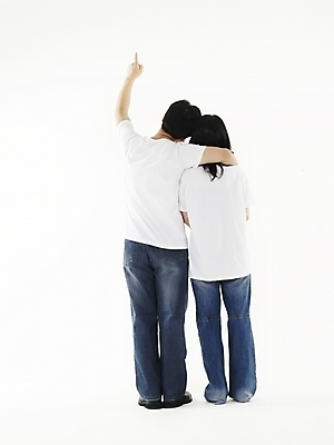 포토 JPG 스튜디오촬영 전신 부부 커플 여자 남자 행복 포즈 어깨동무 실내 서기 미소 웃음 누끼 사람 동양인 손짓 두명 뒷모습 화목 한국인 청바지 가리킴 즐거움 국내포토 감정 뷰포인트 컨셉 바지 관계 모션 표정 인종 내부 파일형식