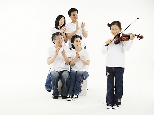 포토 JPG 스튜디오촬영 전신 여자 할아버지 노년 남자 행복 할머니 연주 가족 현악기 손녀 대가족 실내 미소 웃음 누끼 사람 동양인 여러명 실버라이프 화목 공연 한국인 청바지 박수 바이올린 국내포토 라이프스타일 감정 악기 음악 다수 컨셉 바지 관계 표정 인종 손짓 이벤트 성인 내부 손주 파일형식