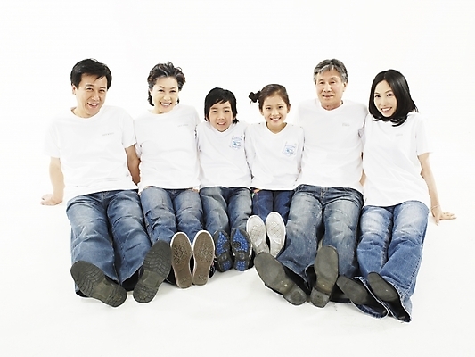 포토 JPG 스튜디오촬영 전신 여자 할아버지 노년 남자 딸 행복 아들 할머니 어린이 포즈 가족 엄마 대가족 실내 미소 웃음 누끼 사람 앉기 동양인 여러명 실버라이프 화목 다정 한국인 청바지 아빠 즐거움 국내포토 라이프스타일 감정 다수 컨셉 바지 관계 모션 표정 인종 성인 내부 파일형식