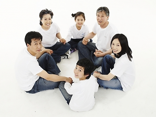 포토 JPG 스튜디오촬영 여자 할아버지 노년 남자 딸 행복 아들 할머니 어린이 가족 엄마 대가족 실내 미소 웃음 누끼 사람 동양인 여러명 실버라이프 화목 다정 한국인 청바지 아빠 즐거움 둘러앉은 국내포토 라이프스타일 감정 다수 컨셉 바지 관계 표정 인종 성인 내부 파일형식