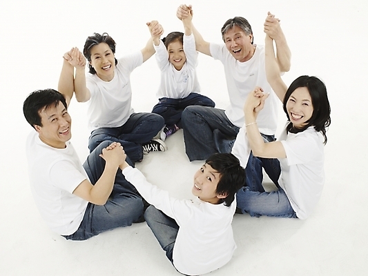 포토 JPG 스튜디오촬영 여자 할아버지 노년 남자 딸 행복 아들 할머니 어린이 가족 엄마 대가족 실내 미소 웃음 누끼 사람 동양인 여러명 실버라이프 하이앵글 손잡기 화목 다정 한국인 청바지 아빠 즐거움 둘러앉은 국내포토 라이프스타일 감정 뷰포인트 다수 컨셉 바지 관계 모션 표정 인종 성인 내부 파일형식