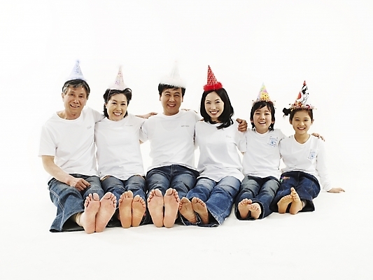 포토 JPG 스튜디오촬영 전신 여자 할아버지 노년 남자 딸 행복 아들 할머니 어린이 가족 엄마 대가족 실내 미소 웃음 누끼 사람 앉기 동양인 이벤트 여러명 실버라이프 화목 다정 고깔모자 한국인 청바지 아빠 즐거움 발바닥 국내포토 모자_잡화 라이프스타일 감정 다수 컨셉 바지 관계 모션 발 표정 인종 성인 내부 파일형식