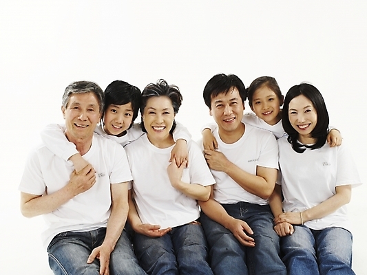 포토 JPG 스튜디오촬영 여자 할아버지 노년 남자 딸 행복 아들 할머니 어린이 가족 엄마 어깨동무 대가족 실내 미소 웃음 누끼 사람 동양인 여러명 실버라이프 화목 다정 한국인 청바지 아빠 즐거움 국내포토 라이프스타일 감정 포즈 다수 컨셉 바지 관계 표정 인종 성인 내부 파일형식