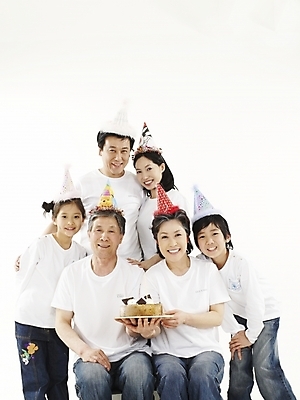 포토 JPG 스튜디오촬영 여자 노년 남자 행복 셔츠 가족 대가족 실내 미소 웃음 사람 동양인 여러명 실버라이프 케이크 화목 고깔모자 한국인 흰색 청바지 생일파티 국내포토 모자_잡화 라이프스타일 감정 컬러 다수 컨셉 상의 바지 관계 디저트 표정 인종 성인 내부 생일 파일형식