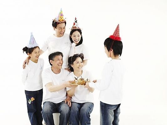 포토 JPG 스튜디오촬영 여자 노년 남자 행복 셔츠 가족 대가족 실내 미소 웃음 누끼 사람 동양인 여러명 실버라이프 케이크 화목 고깔모자 한국인 흰색 청바지 생일파티 국내포토 모자_잡화 라이프스타일 감정 컬러 다수 컨셉 상의 바지 관계 디저트 표정 인종 성인 내부 생일 파일형식