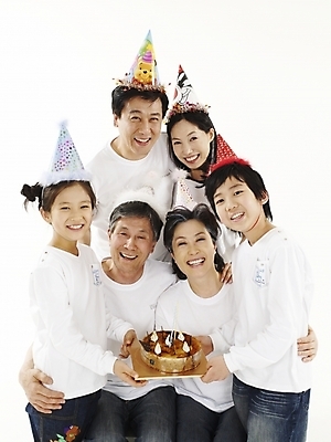 포토 JPG 스튜디오촬영 여자 노년 남자 행복 셔츠 가족 대가족 실내 미소 웃음 누끼 사람 동양인 여러명 상반신 실버라이프 케이크 화목 고깔모자 한국인 흰색 청바지 생일파티 국내포토 모자_잡화 라이프스타일 감정 컬러 다수 컨셉 상의 바지 관계 디저트 표정 인종 성인 내부 생일 파일형식