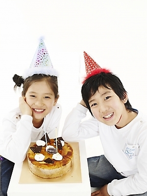 포토 JPG 스튜디오촬영 여자 남자 행복 음식 셔츠 가족 실내 남매 미소 웃음 사람 동양인 소년 상반신 빨간색 파티 케이크 화목 고깔모자 한국인 흰색 생일파티 국내포토 모자_잡화 감정 어린이 컬러 컨셉 상의 관계 디저트 표정 인종 이벤트 내부 생일 파일형식