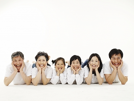 포토 JPG 스튜디오촬영 여자 노년 남자 행복 엎드리기 셔츠 가정 가족 대가족 실내 미소 웃음 누끼 사람 동양인 여러명 실버라이프 턱괴기 화목 한국인 흰색 청바지 국내포토 라이프스타일 감정 컬러 다수 컨셉 상의 바지 관계 모션 표정 인종 성인 내부 파일형식
