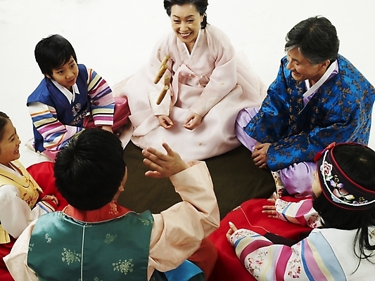 포토 JPG 스튜디오촬영 한국문화 한국전통 여자 명절 할아버지 남자 딸 전통문화 아들 할머니 어린이 가족 손자 손녀 새해 대가족 한국 실내 사람 동양인 여러명 설날 추석 전통놀이 한국인 게임 윷놀이 전통의상 한복 국내포토 동양문화 전통 기념일 노년 아시아 문화 다수 관계 놀이 인종 내부 손주 파일형식