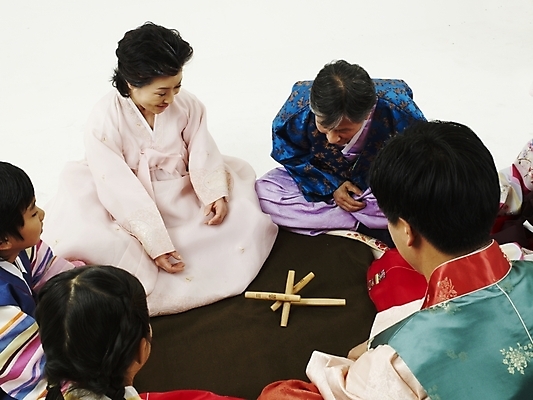 포토 JPG 스튜디오촬영 한국문화 한국전통 여자 명절 할아버지 남자 딸 전통문화 아들 할머니 어린이 가족 손자 손녀 새해 대가족 한국 실내 사람 동양인 여러명 설날 추석 전통놀이 한국인 게임 윷놀이 전통의상 한복 국내포토 동양문화 전통 기념일 노년 아시아 문화 다수 관계 놀이 인종 내부 손주 파일형식