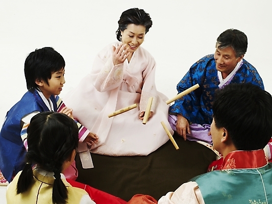 포토 JPG 스튜디오촬영 한국문화 한국전통 여자 명절 할아버지 남자 딸 전통문화 아들 할머니 어린이 가족 손자 손녀 새해 대가족 한국 실내 사람 동양인 여러명 설날 추석 전통놀이 한국인 게임 윷놀이 전통의상 한복 국내포토 동양문화 전통 기념일 노년 아시아 문화 다수 관계 놀이 인종 내부 손주 파일형식