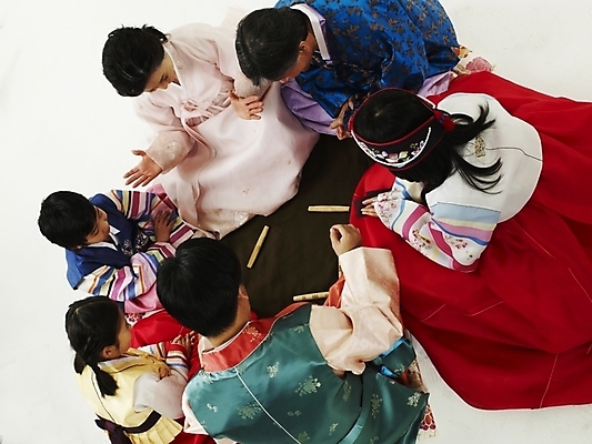 포토 JPG 스튜디오촬영 한국문화 한국전통 여자 명절 할아버지 남자 딸 전통문화 아들 할머니 어린이 가족 손자 손녀 새해 대가족 한국 실내 사람 동양인 여러명 하이앵글 설날 추석 전통놀이 한국인 게임 윷놀이 전통의상 한복 국내포토 동양문화 전통 기념일 노년 아시아 문화 뷰포인트 다수 관계 놀이 인종 내부 손주 파일형식