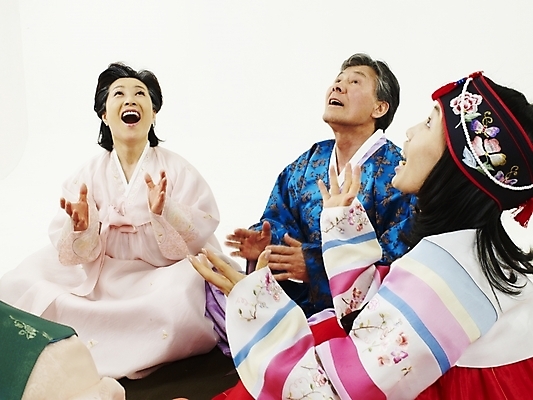 포토 JPG 스튜디오촬영 한국문화 한국전통 여자 명절 할아버지 남자 딸 전통문화 아들 할머니 어린이 가족 손자 손녀 새해 대가족 한국 실내 사람 동양인 세명 설날 추석 전통놀이 한국인 게임 던지기 윷놀이 전통의상 한복 즐거움 국내포토 동양문화 전통 기념일 노년 감정 아시아 문화 관계 모션 놀이 인종 내부 손주 파일형식