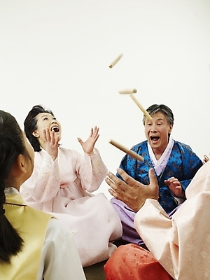 포토 JPG 스튜디오촬영 한국문화 한국전통 여자 명절 할아버지 남자 딸 전통문화 아들 할머니 어린이 가족 손자 손녀 새해 대가족 한국 실내 사람 동양인 여러명 설날 추석 전통놀이 한국인 게임 던지기 윷놀이 전통의상 한복 즐거움 국내포토 동양문화 전통 기념일 노년 감정 아시아 문화 다수 관계 모션 놀이 인종 내부 손주 파일형식