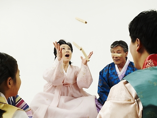 포토 JPG 스튜디오촬영 한국문화 한국전통 여자 명절 할아버지 남자 딸 전통문화 아들 할머니 어린이 가족 손자 손녀 새해 대가족 한국 실내 사람 동양인 여러명 설날 추석 전통놀이 한국인 게임 던지기 윷놀이 전통의상 한복 즐거움 국내포토 동양문화 전통 기념일 노년 감정 아시아 문화 다수 관계 모션 놀이 인종 내부 손주 파일형식