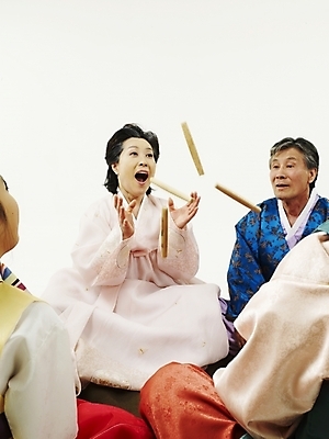 포토 JPG 스튜디오촬영 한국문화 한국전통 여자 명절 할아버지 남자 딸 전통문화 아들 할머니 어린이 가족 손자 손녀 새해 대가족 한국 실내 사람 동양인 여러명 설날 추석 전통놀이 한국인 게임 던지기 윷놀이 전통의상 한복 즐거움 국내포토 동양문화 전통 기념일 노년 감정 아시아 문화 다수 관계 모션 놀이 인종 내부 손주 파일형식